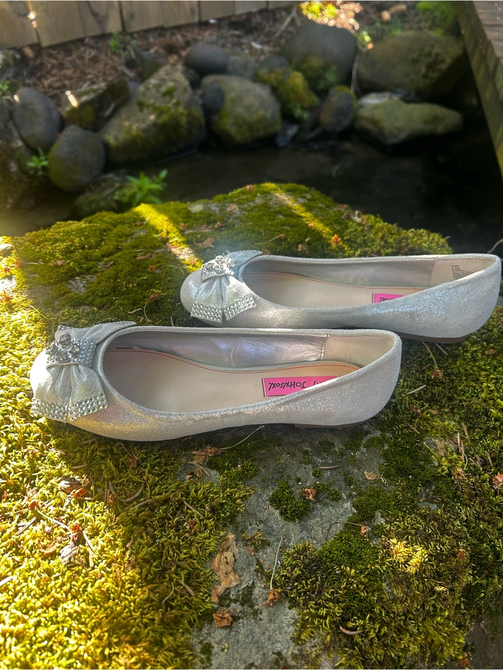 Betsey Johnson Silver Glitter Bow Flats with Crystal Accent - Size 5.5 - Picture 5 of 11